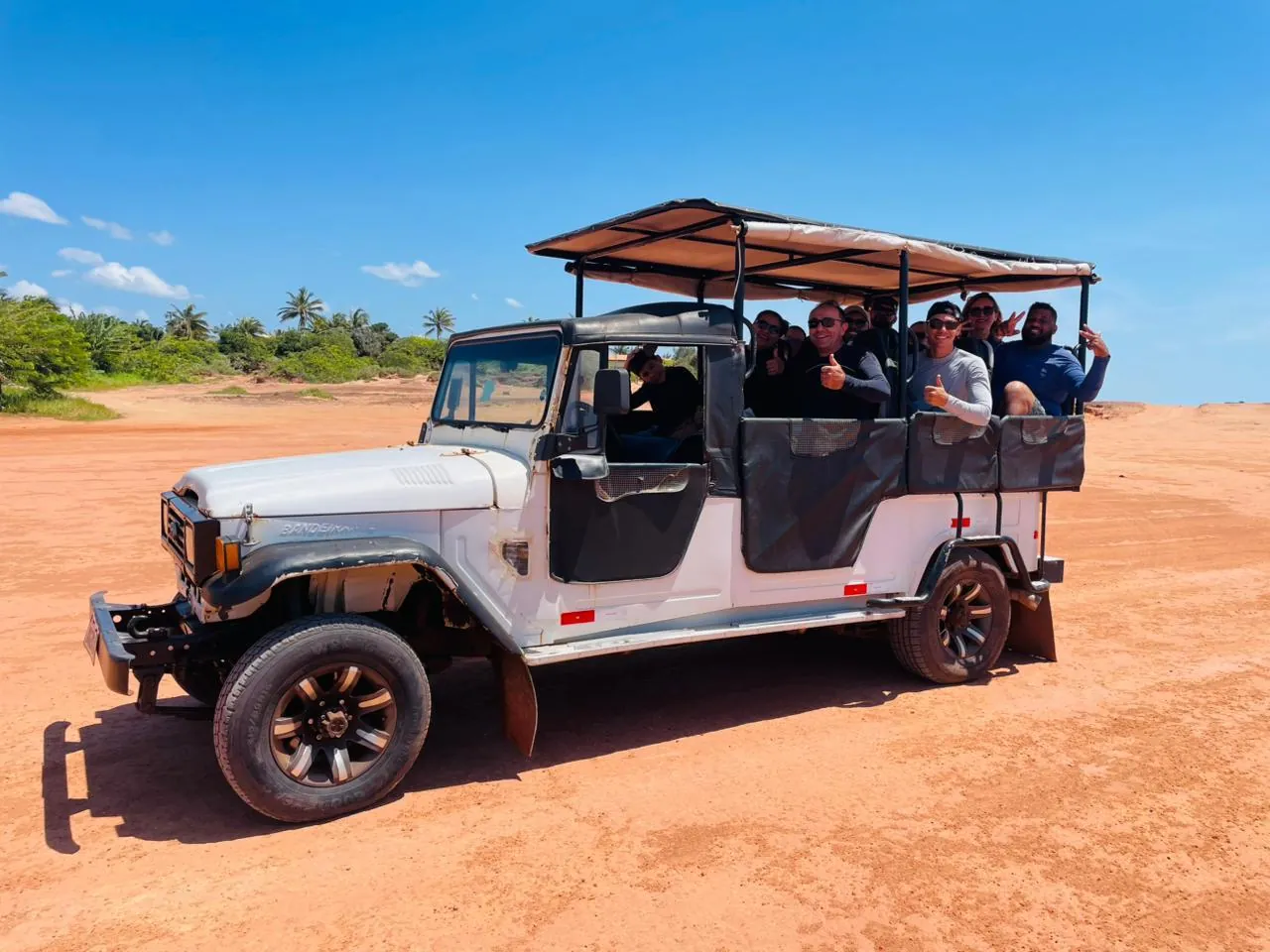 Grupo de clientes no Jeep 4x4 nas falésias