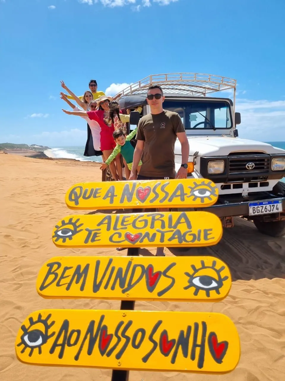 Família no passeio de Jeep nas dunas