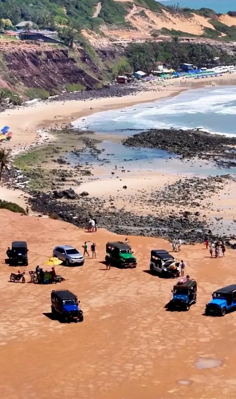 Jeep 4x4 reunidos no mirante da praia