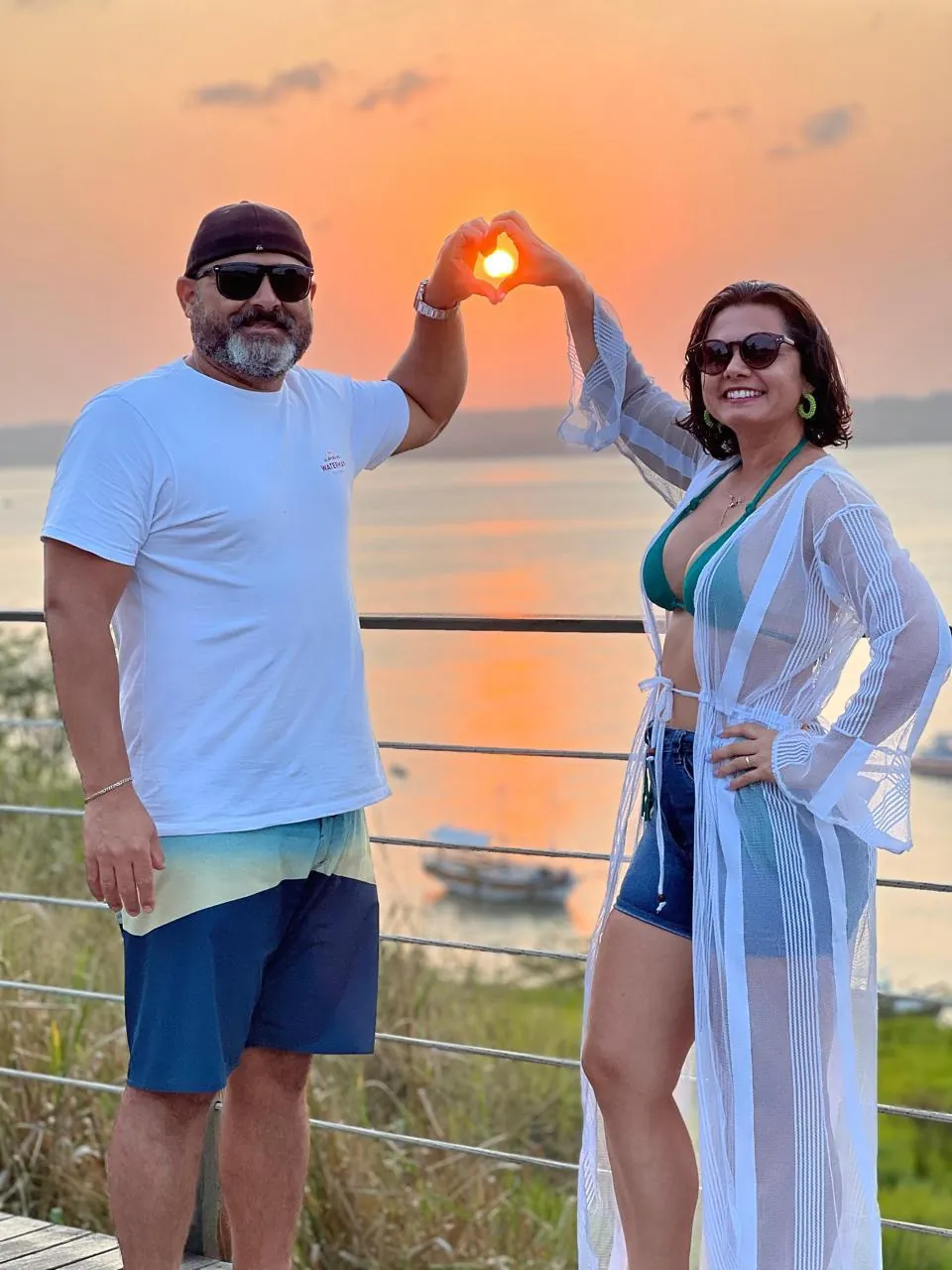 Casal contemplando o pôr do sol