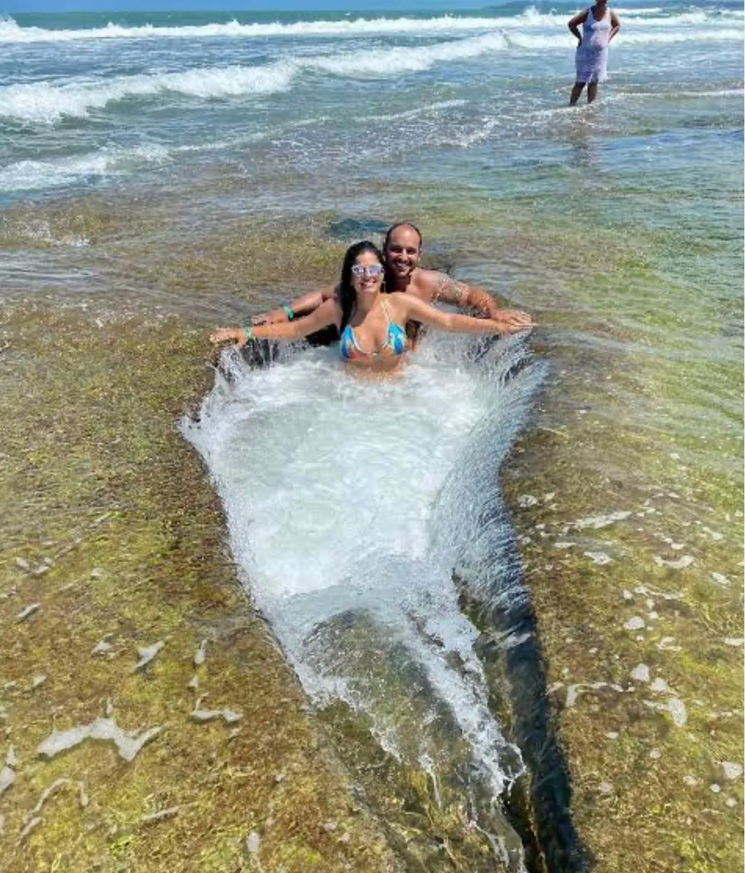 Casal nas piscinas naturais durante o passeio
