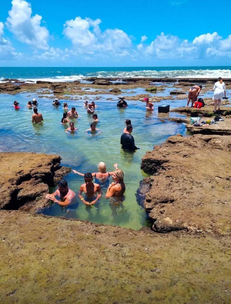 Clientes se refrescando nas piscinas naturais durante o passeio de quadriciclo