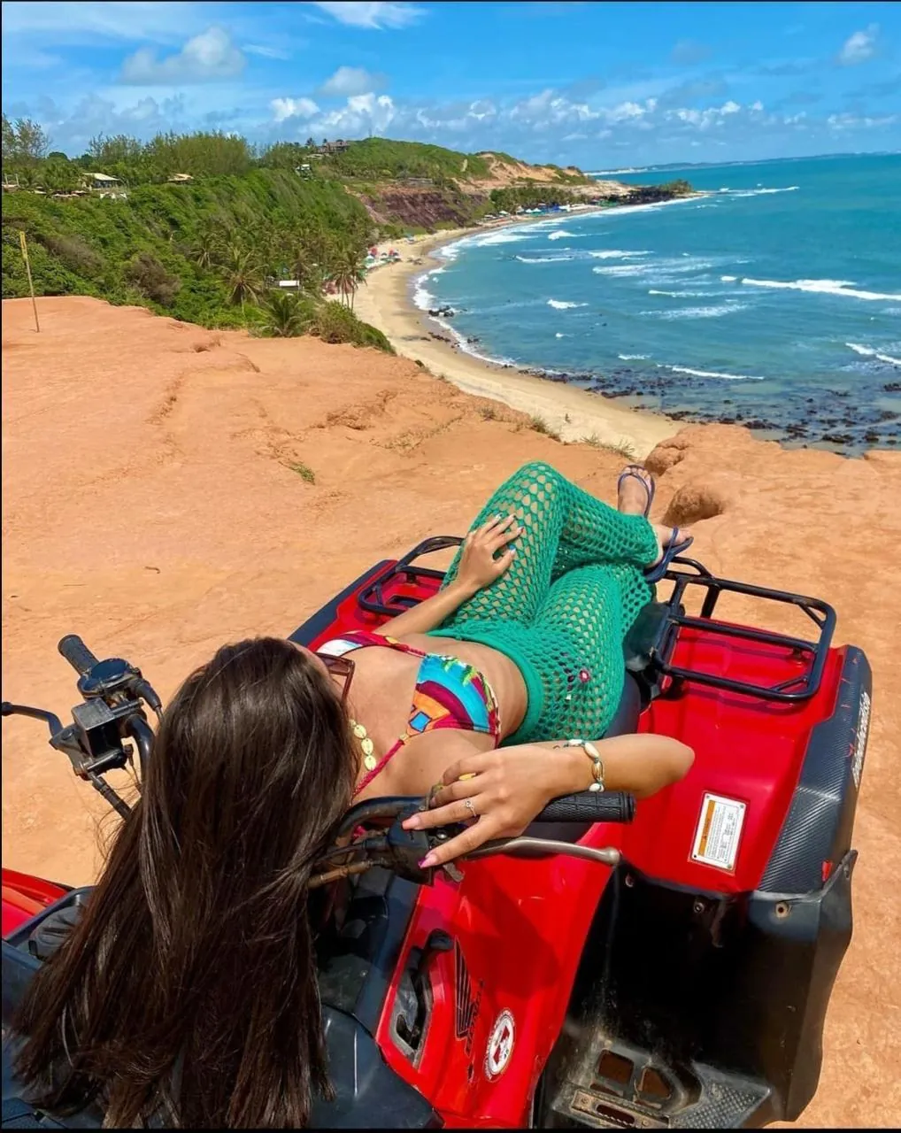 Cliente no quadriciclo com vista para a praia e as falésias de Pipa