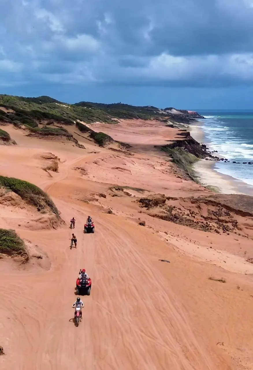Grupo percorrendo as falésias de Pipa em quadriciclos