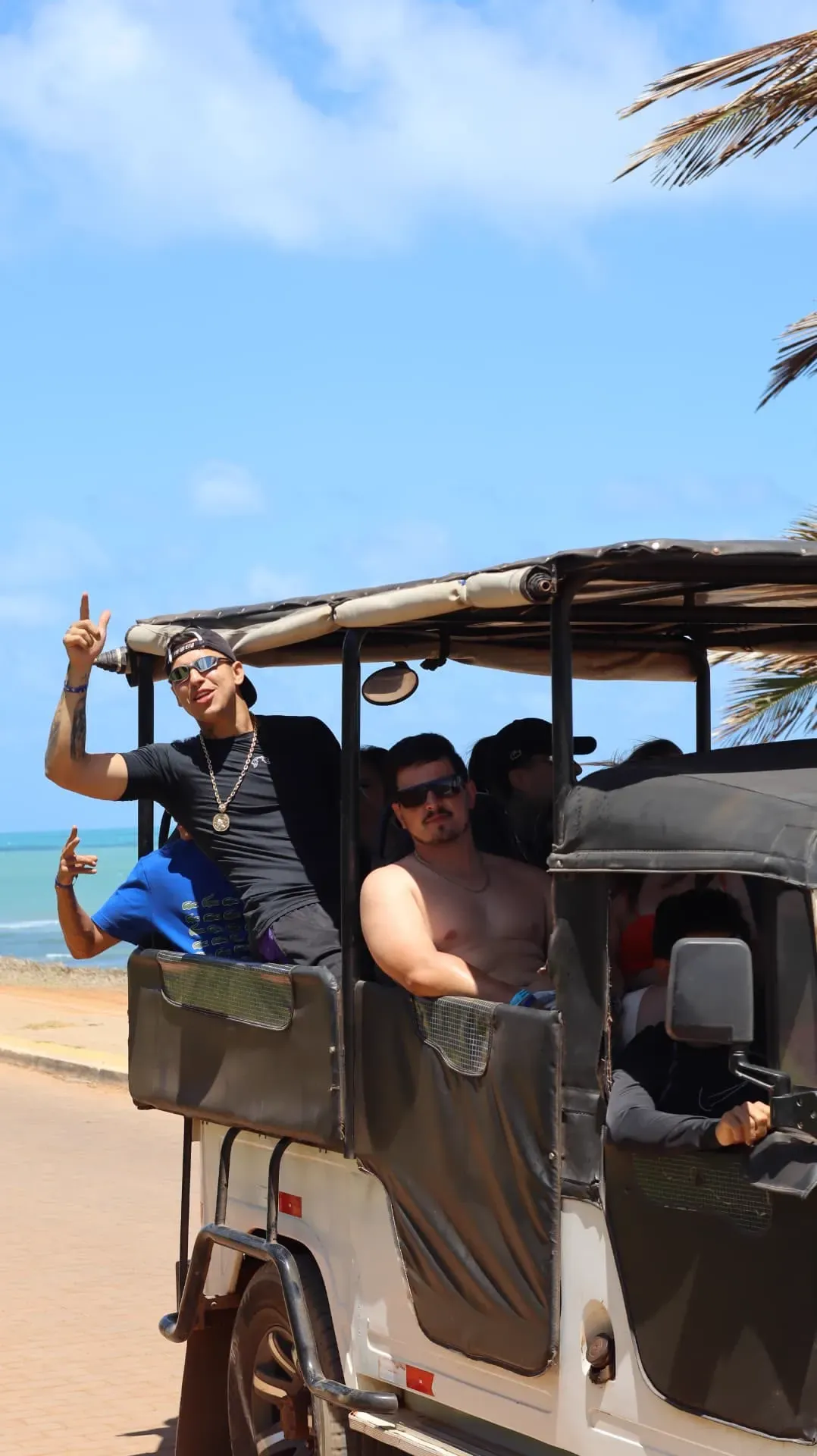 Grupo de clientes no jeep 4x4 durante o passeio