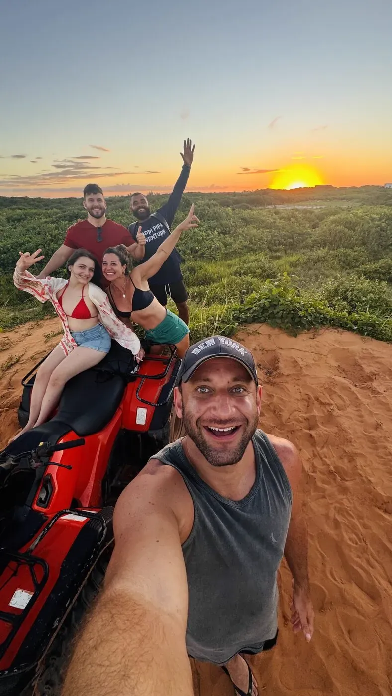 Clientes posando com o quadriciclo nas falésias de Pipa